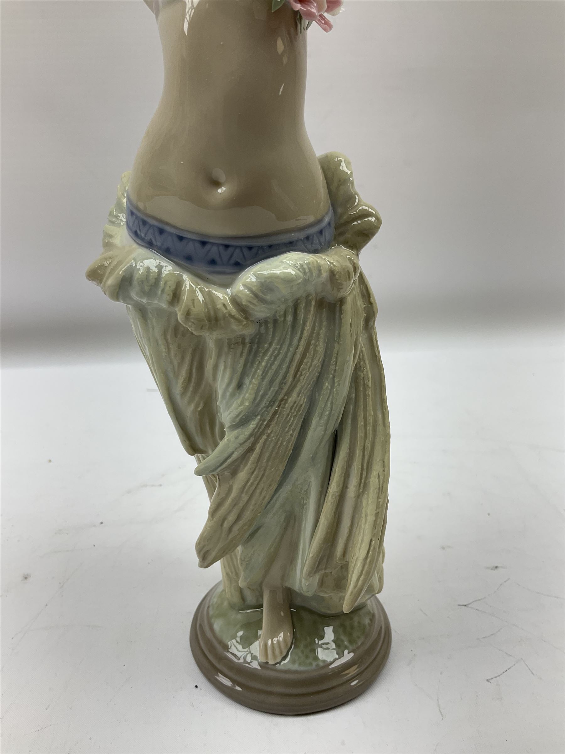 Two Lladro figures, comprising Momi no 1529 and Mahlia no 1531, both with original boxes, both year issued 1987, year retired 1989, largest example H29cm