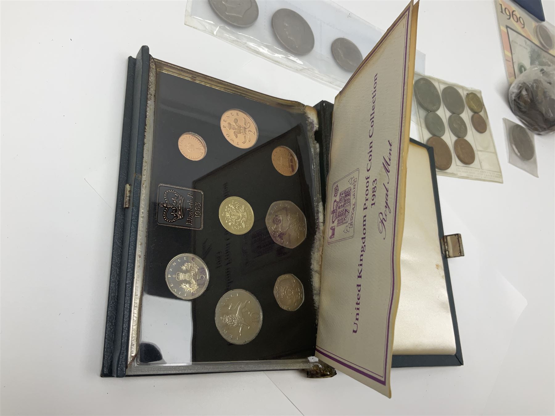 Great British and World coins, including halfcrowns, shillings, other pre-decimal coinage, The Royal Mint Great Britain and Northern Ireland 1972 coin set, commemorative crowns, various Irish coins etc
