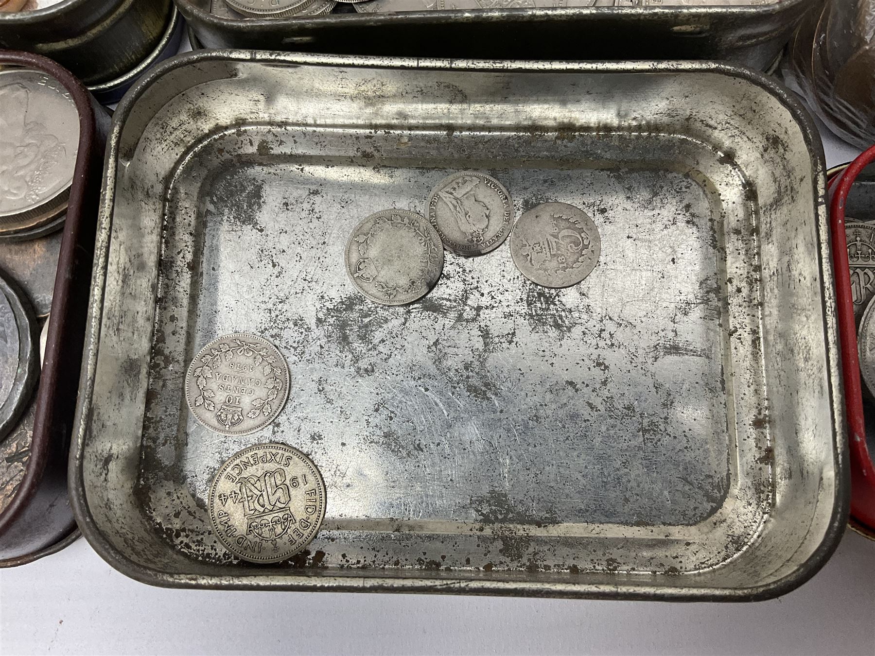 Great British and World coins, including George I 1723 farthing, Queen Victoria 1875 halfcrown, King George V one shilling, pre decimal coinage, commemorative crowns, United States of America 1921 Morgan dollar with soldered loop attached etc