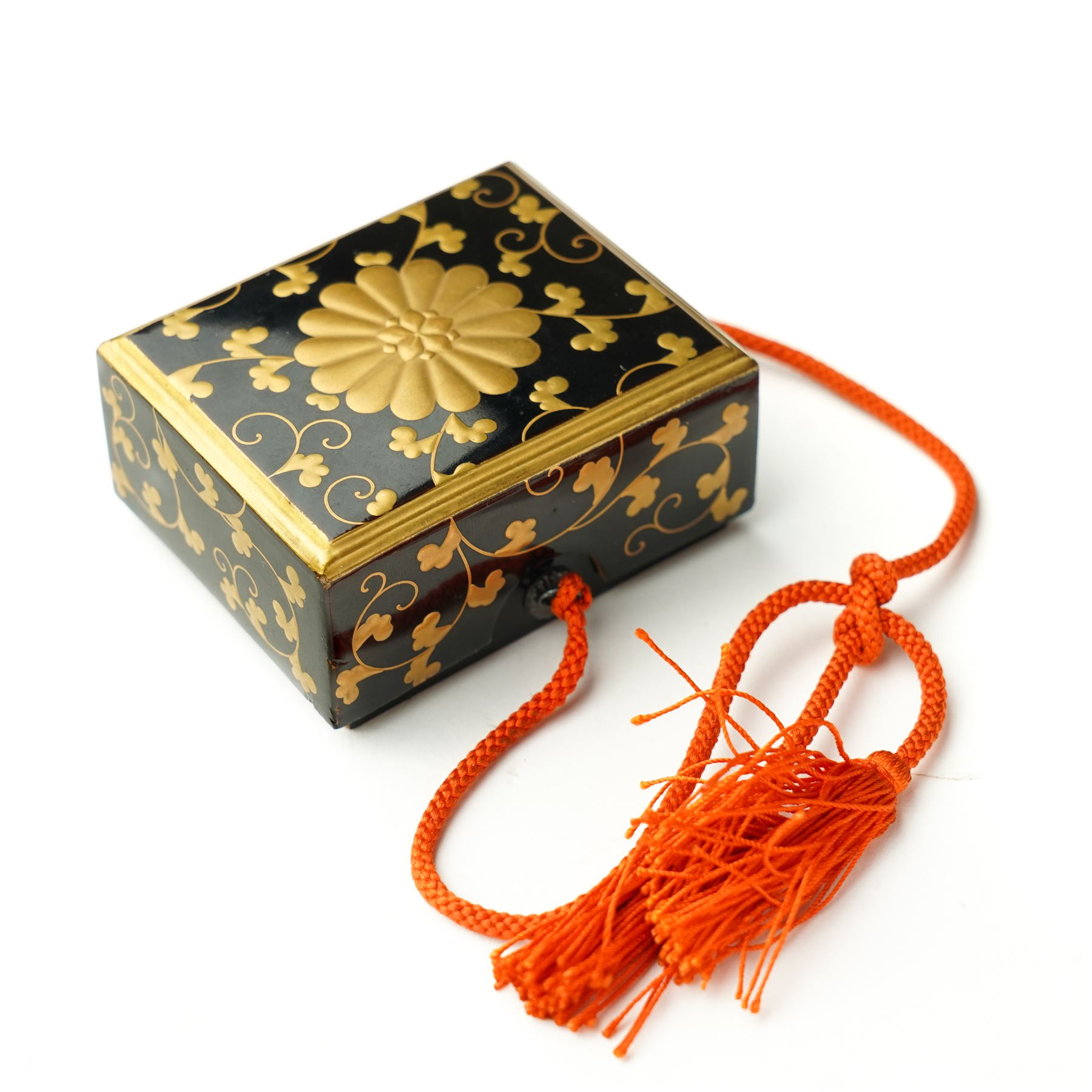 Japanese Meiji period lacquerware box with maki-e decoration, decorated centrally with the Chrysanthemum Seal, each side with trailing foliate decoration, the internal body with nashiji lacquer, with note reading 'From Prince Fushimi [Sadanaru] of Japan - May 1907', 5.5cm x 4.5cm
Provenance: Prince Sadanaru Fushimi of Japan visited London in May 1907, to be made an Honorary Member of the Military Division of the First Class by King Edward VII. The great-uncle of the vendor, by repute, worked in the Royal Household at this time, starting at age 15. It is unclear how he came to acquire the item, however it is known that he worked closely with Edward VIII. He would serve the family until his retirement, where he would be granted a grace-and-favour home on the Sandringham estate. Lot 6009, the cigarette case, is also property of the same vendor. 