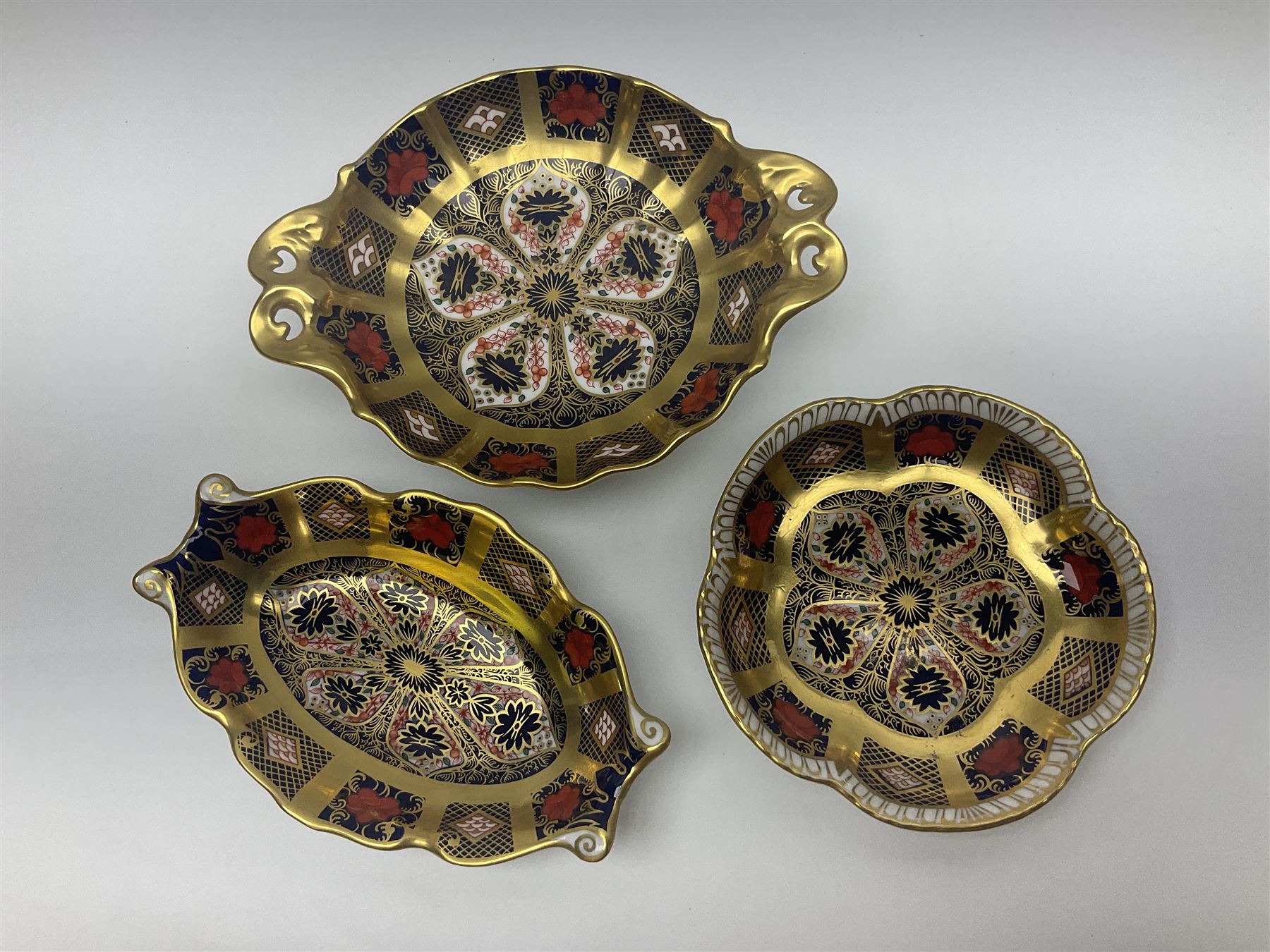 Collection of Royal Crown Derby Old Imari pattern no. 1128, comprising footed trinket dish, covered trinket box and three other trinket dishes 