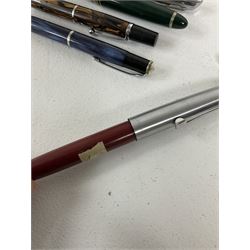 Large quantity of pens and propelling pencils, to include Rotring ballpoint pen, Osmiroid fountain pen, Parker fountain pen, Platignum ballpoint, etc, together with quantity of cases and boxes