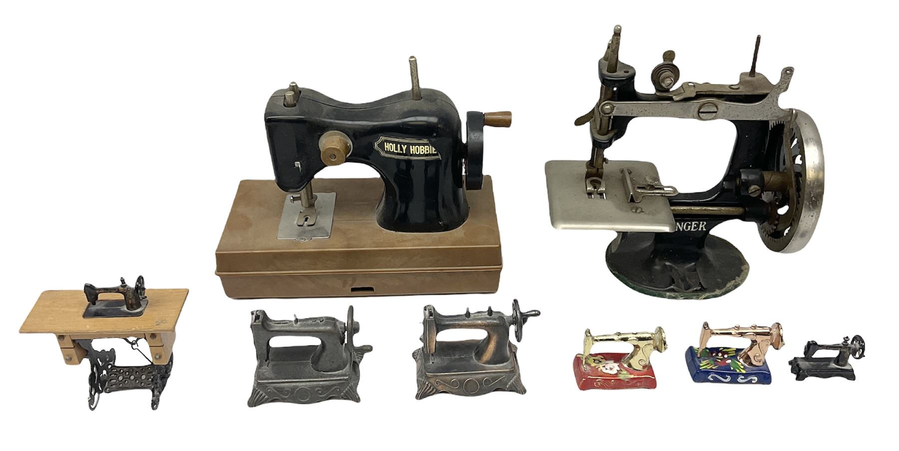 Singer mini sewing machine, together with Holly hobbie mini sewing machine and other sewing machine models, Singer H15cm