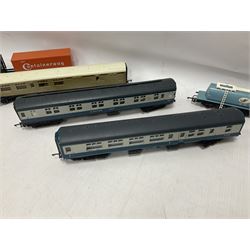 Hornby/Tri-Ang ‘00’ gauge - eight various coaches and eighteen goods wagons; all unboxed (26)