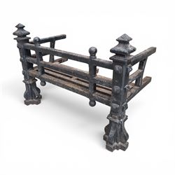 Late Victorian cast iron fireplace grate with turned and pointed finials