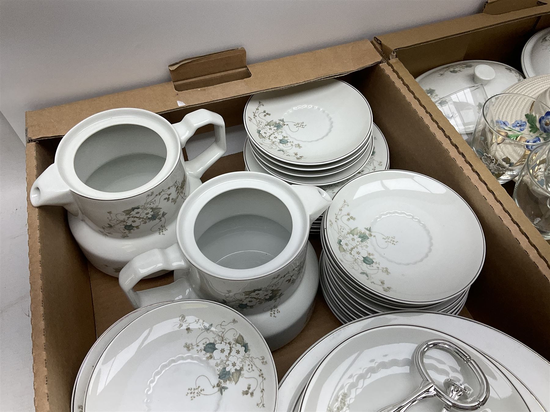 Large quantity of Porcelana Real Brasil White Blossom pattern tea and