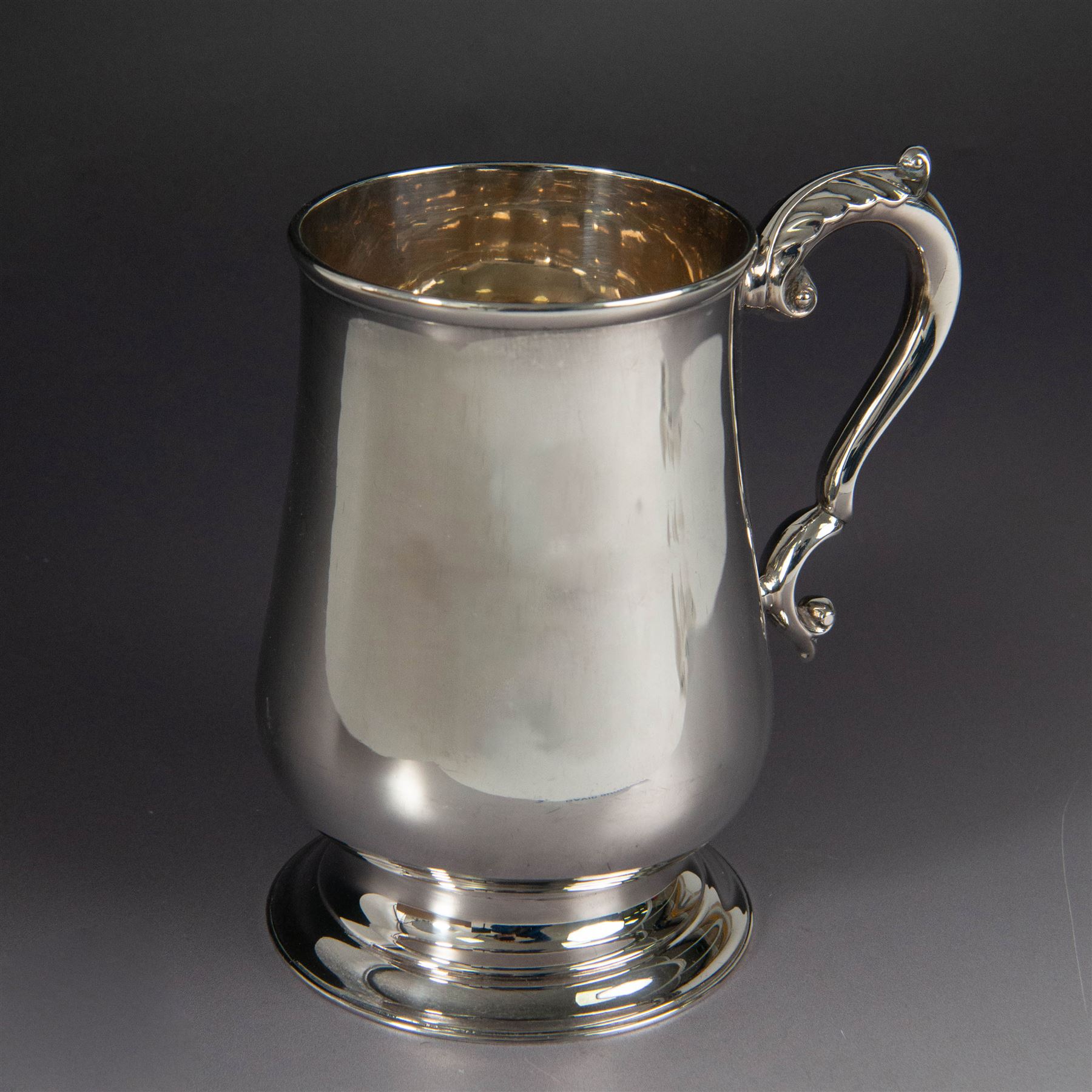 1920s silver tankard, of plain cylindrical form with acanthus capped C scroll handle and upon a circular stepped foot, hallmarked Cooper Brothers & Sons Ltd, Sheffield 1926, H14cm
