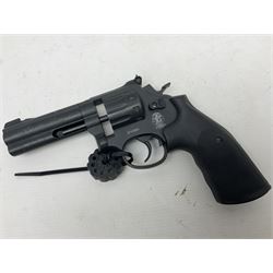 Umarex Smith and Wesson model 586-4 .177 air pistol serial no.S074938959 with circular 10-shot magazine L29cm  NB: AGE RESTRICTIONS APPLY TO THE PURCHASE OF AIR WEAPONS.