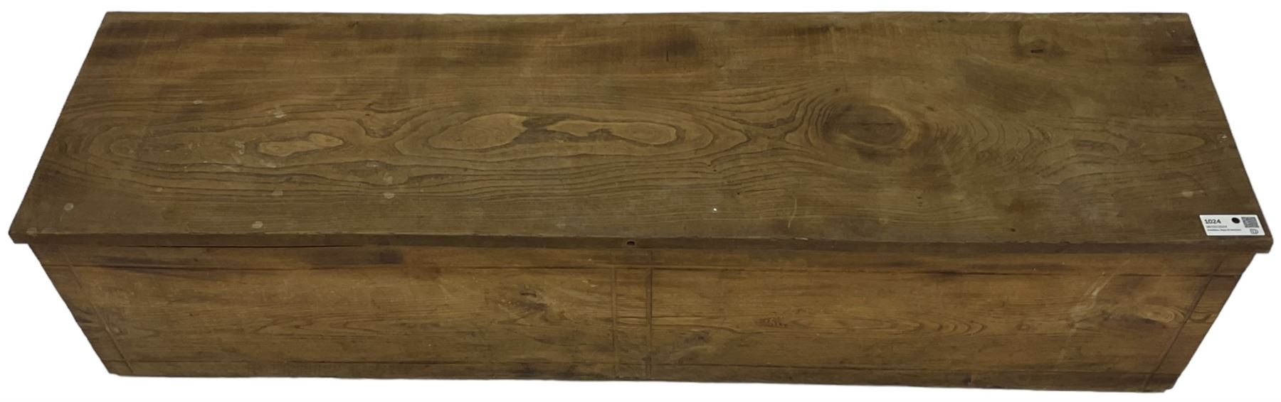 Late 20th century elm blanket box enclosed by hinged lid