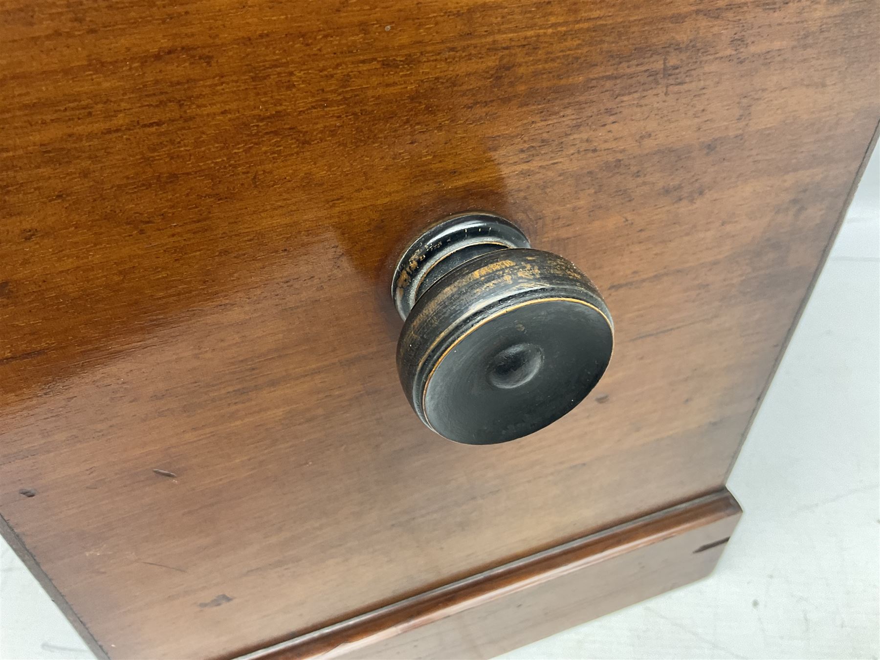 Mahogany tabletop Stereo viewer, with four Valentine Blancherd stereograph views of London, H32cm