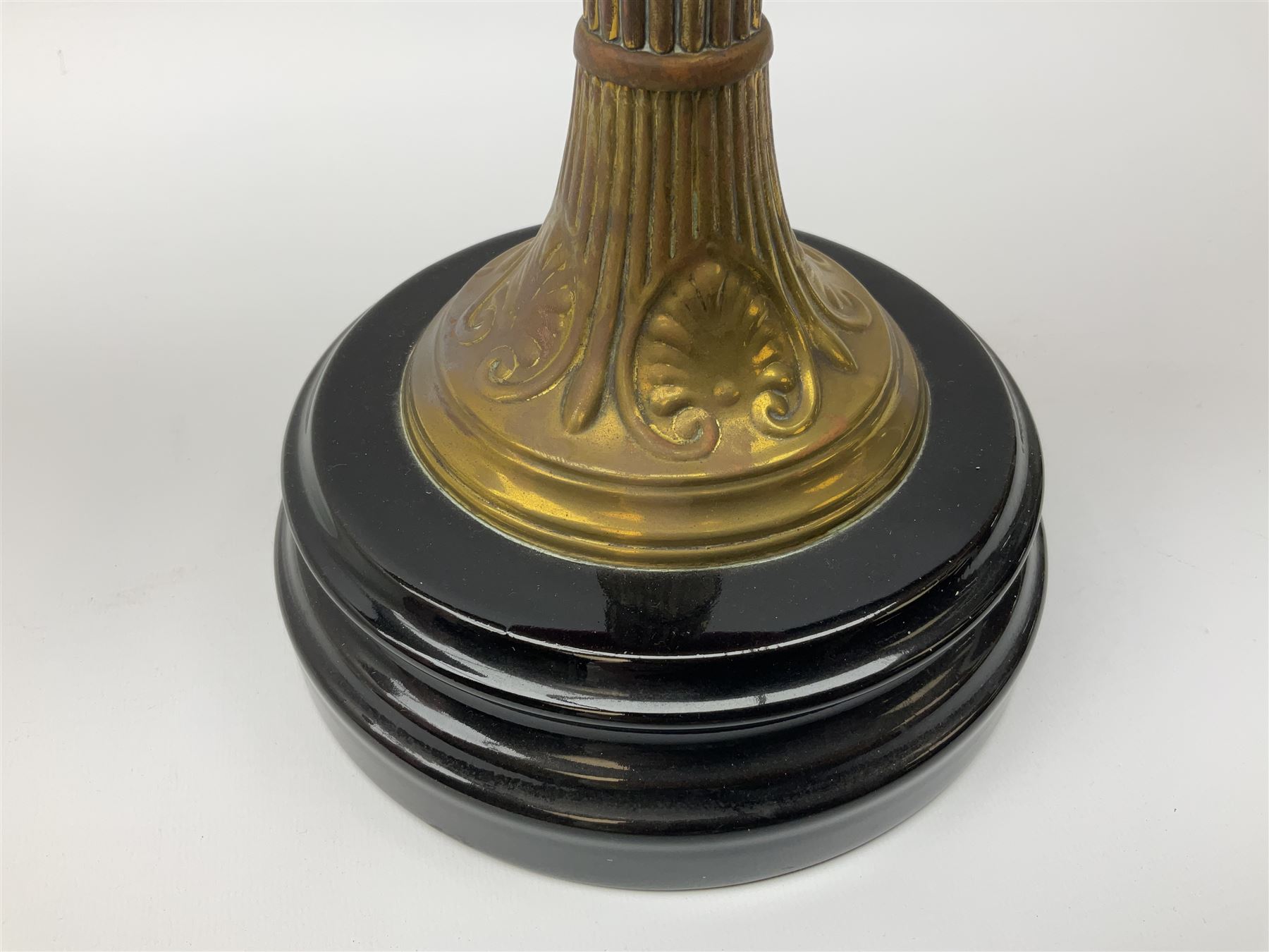 Victorian table standing oil lamp, brass fittings, cranberry glass reservoir, brass column on black enamelled ceramic base, with a frosted glass shade and clear glass chimney, H68cm