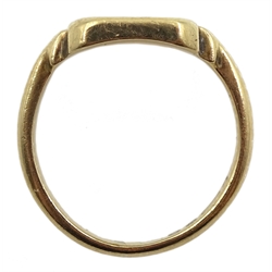 9ct gold signet ring, approx 6.1gm
