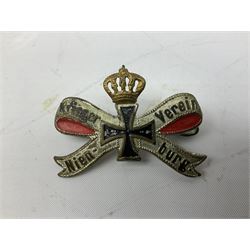 Two WW2 German Army Afrika Korps pith helmet metal side badges; RAD oval metal badge by J.B.u.Co.; WW1 German 1914-1915 bar brooch; and Nienburg War Veteren's Association badge (5)
