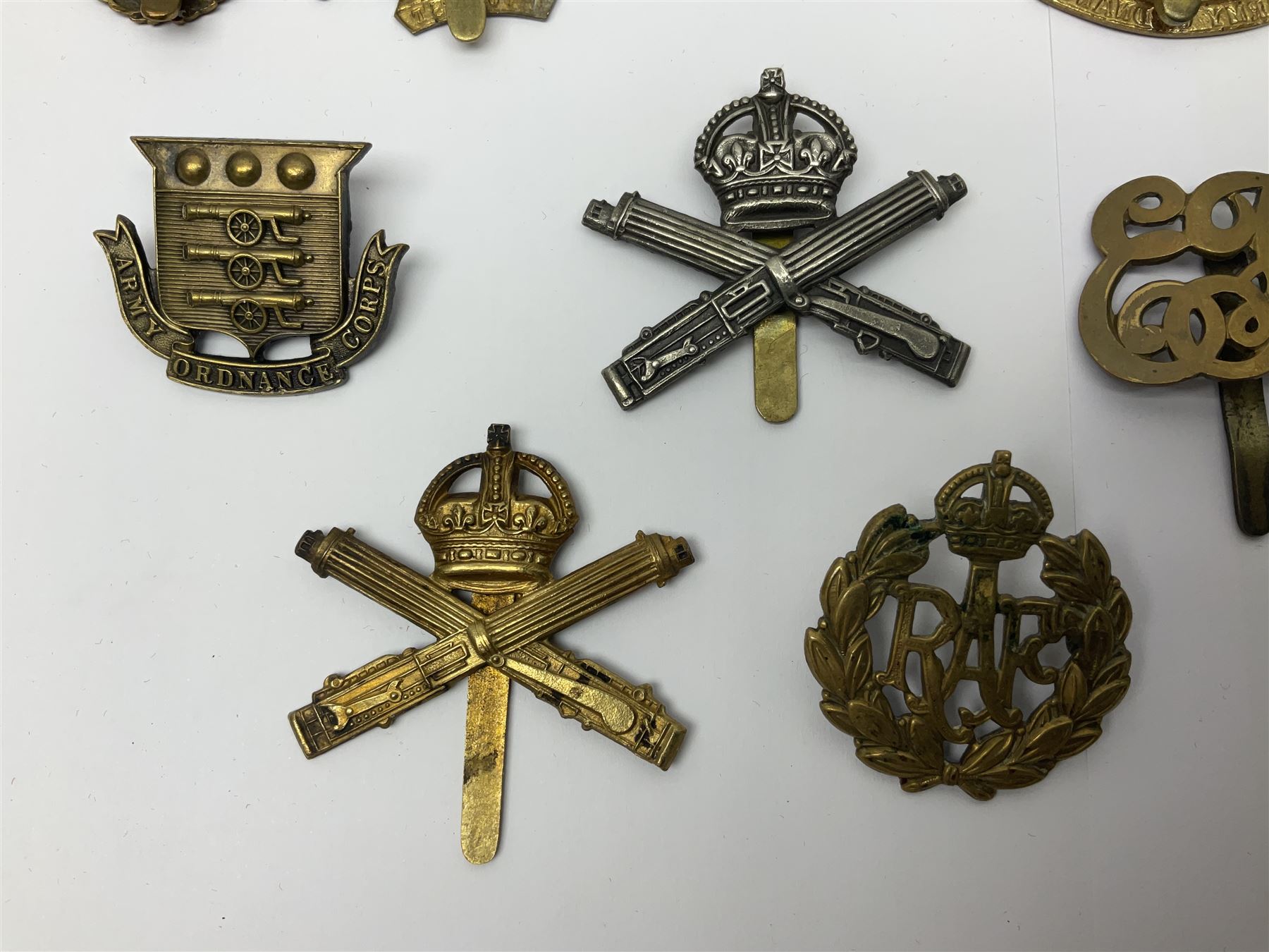 Seventeen cap badges including Expeditionary Forces Canteen, Machine Gun Corps, Tank Regiment, Jewish Battalions, Ordnance Corps, Medical Corps, Cyclist Corps, RFC & RAF, Veterinary Corps, Drake battalion etc (17)
