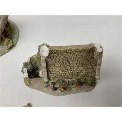 Fourteen Lilliput lane models, to include Eriskay Croft, Little Smithy, Gulliver's Gate, Kerry Lodge, Eamont Lodge etc, all with original boxes and some with deeds (14) 