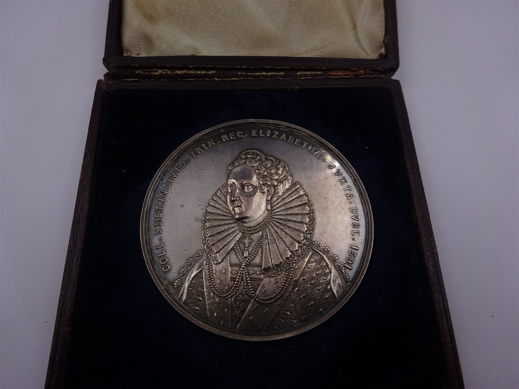 Victorian Trinity College Dublin silver medal, depicting bust of Elizabeth I, with arms of the college verso, awarded to Johannes Jacobus Browne S 1859,  Politica Et Literus Anglicis, in tooled leather fitted case with gilt detailing