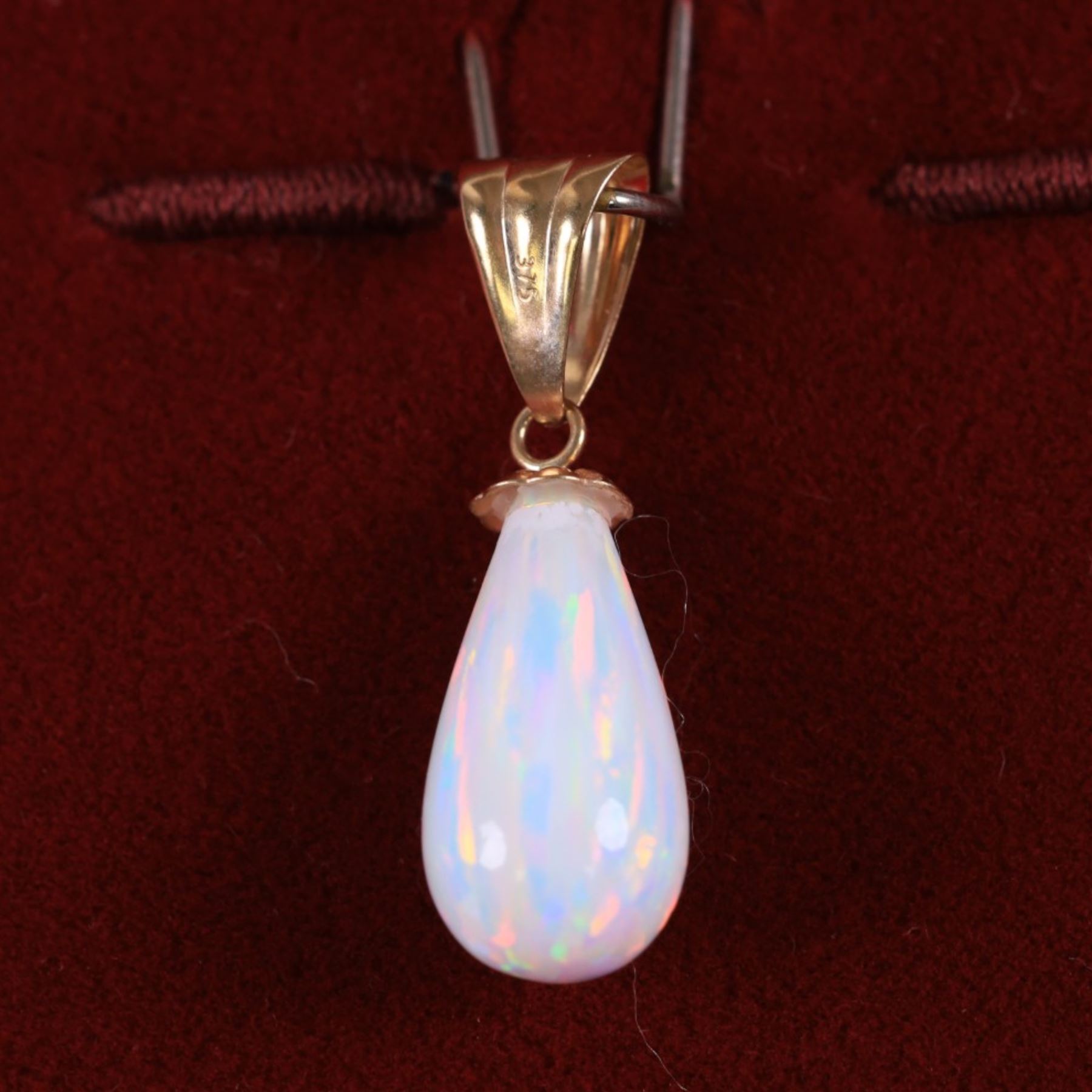 9ct gold opal pear shaped pendant, L2cm