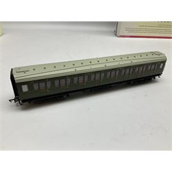 Hornby '00' gauge - 'Southern Suburban 1938' Coach Pack, DCC ready 