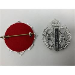 Military badges - approximately eighty predominantly staybrite glengarry, cap and collar badges and small quantity of plastic badges