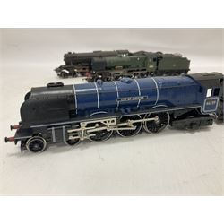 Hornby ‘00’ gauge - Class A3 4-6-2 weathered ‘Flying Scotsman’ locomotive no.60103; Patriot Class 5XP 4-6-2 ‘Caernarvon’ locomotive no.45515; Class 8P 4-6-2 ‘City of Chester’ locomotive no.46239; Saint Class 4-6-0 ‘Clevedon Court’ locomotive no.2937; all unboxed (4)