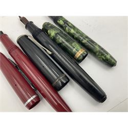 Group of fountain pens, to include Conway Stewart 84, the veined green marble body with gold nib stamped 14ct, Wyvern Perfect Pen No 81 with gold nib stamped 14ct, Parker Duofold with gold nib stamped 14K, Platignum etc (6)
