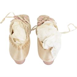 Pair of 19th century ivory silk satin ladies shoes, with rosette to the vamp, with pink silk satin heel, L23cm