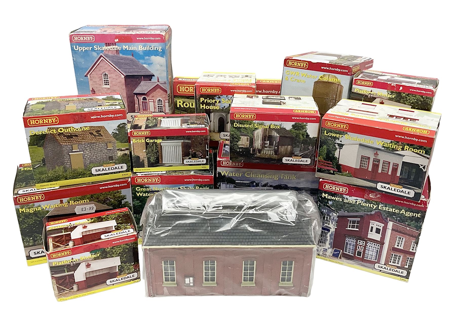Hornby '00' gauge - nineteen Skaledale trackside buildings/accessories including R8542 Holly Farm Workshop, R9671 GWR Water Column and Crane, R8716 Upper Skaledale Main Building, R8657 Roundabout, R8993 Water Cleansing Tank, R8709 Fuel Oil Tanks, R8741 Purifiers, R9531 Magna Waiting Room etc; all but one boxed (19)