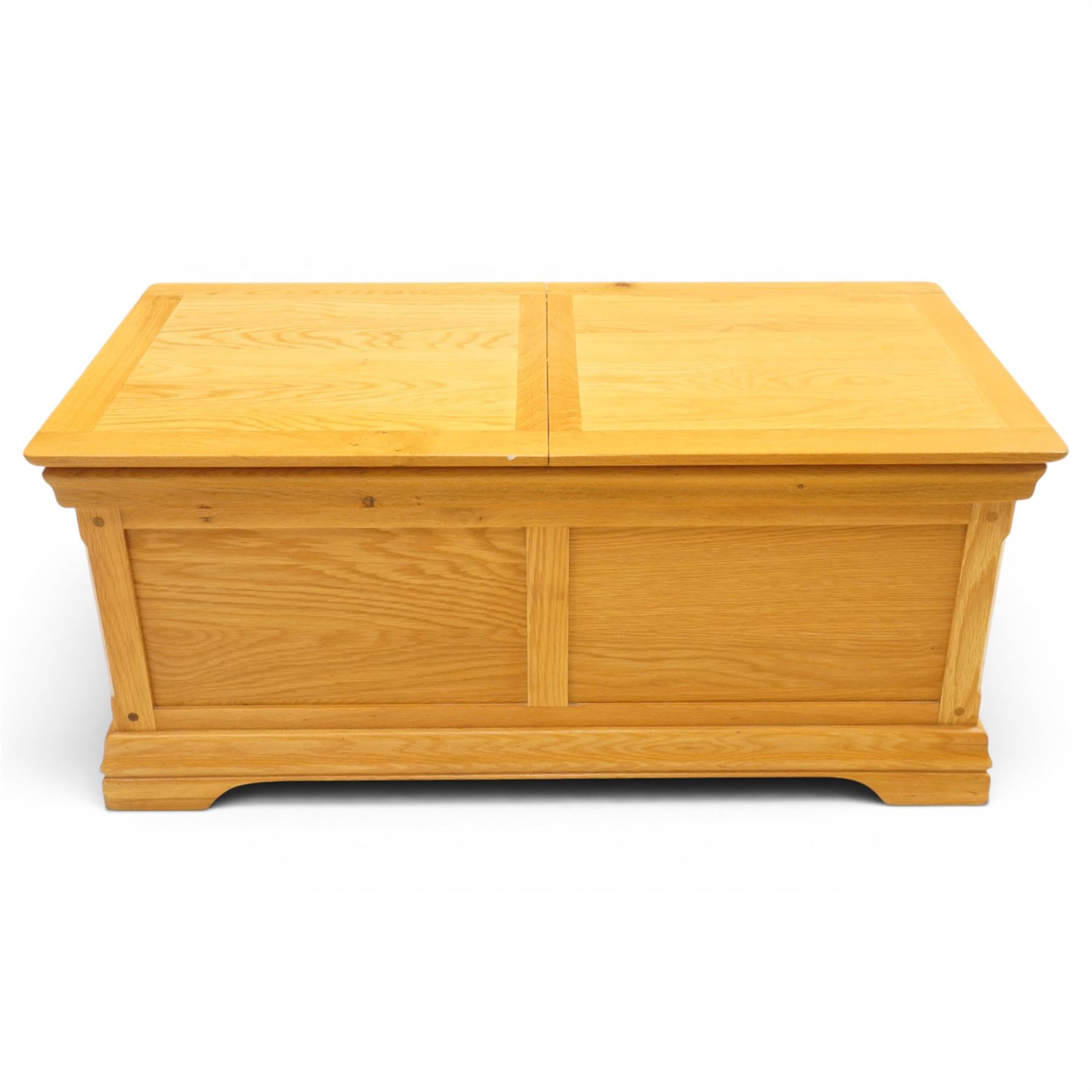 Contemporary solid oak blanket chest, rectangular sliding two-part top on metal runners enclosing storage compartment, panelled front and sides