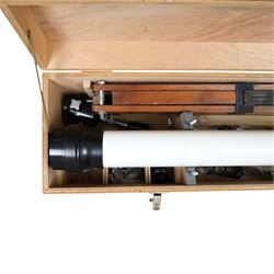Prinz Optics Astronomical telescope model 660, D = 76.2mm, f/1250mm, with wooden tripod in a wooden box 