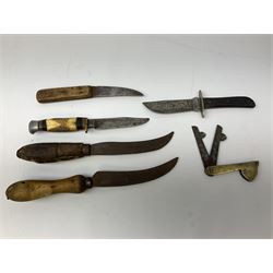 Veterinary fleams and other tools together with various veterinary books, including Hewthorn's Veterinary Guide, Farms and Farming - Vince, Veterinary Practice at Home, etc., and a collection of folding pocket knives, pen knives, hunting knife, etc.