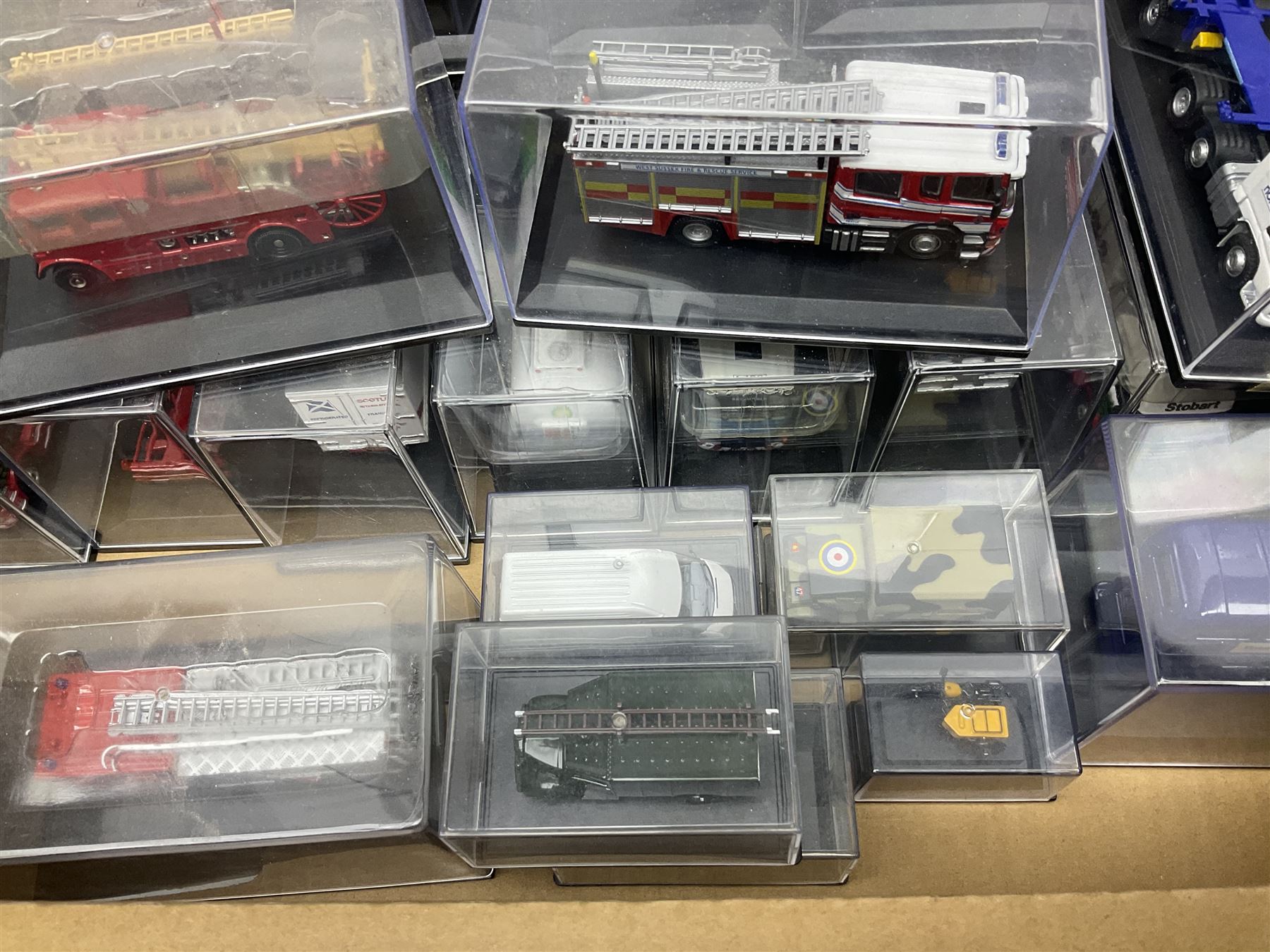 Thirty-two Oxford die-cast models including a Haulage Company Norfolkline limited editon model, lorries, fire engines etc (32) 
