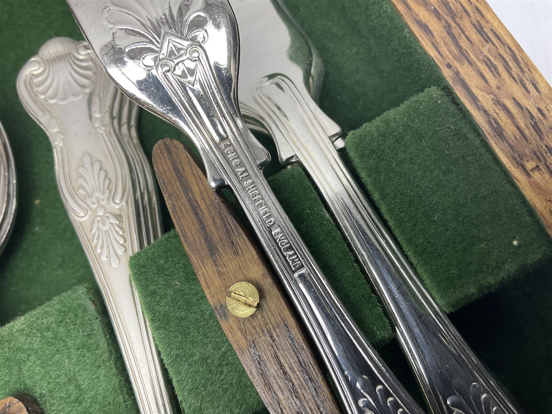 Silver plated canteen of kings pattern cutlery, house in oak canteen of trapezium form 