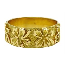 18ct gold ring with leaf decoration