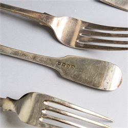 Seven silver Fiddle pattern table forks, comprisng set of four William IV examples, hallmarked William Eaton, London 1836, and three Victorian examples with engraved initials, hallmarked John Robert Harris, London 1846