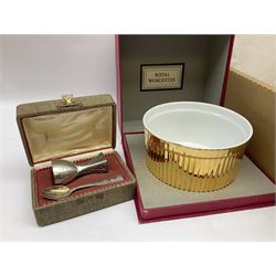 Twin handled cache pot in the style of Herend Hungary, stamped VA Portugal, decorated with birds upon branches, Mason's Ironstone large footed bowl in the Mandarin pattern, Spode Gainsborough bowl, Royal Doulton Bird of Paradise plate c1938 D4602, lustre plates, Aynsley, oriental style lidded vase, Portmeirion, lattice creamware, J & G Meakin Sol, Wedgwood, studio pottery, Spode York Minister boxed plate etc