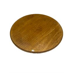 Victorian mahogany circular centre table, pedestal base on quatrefoil legs