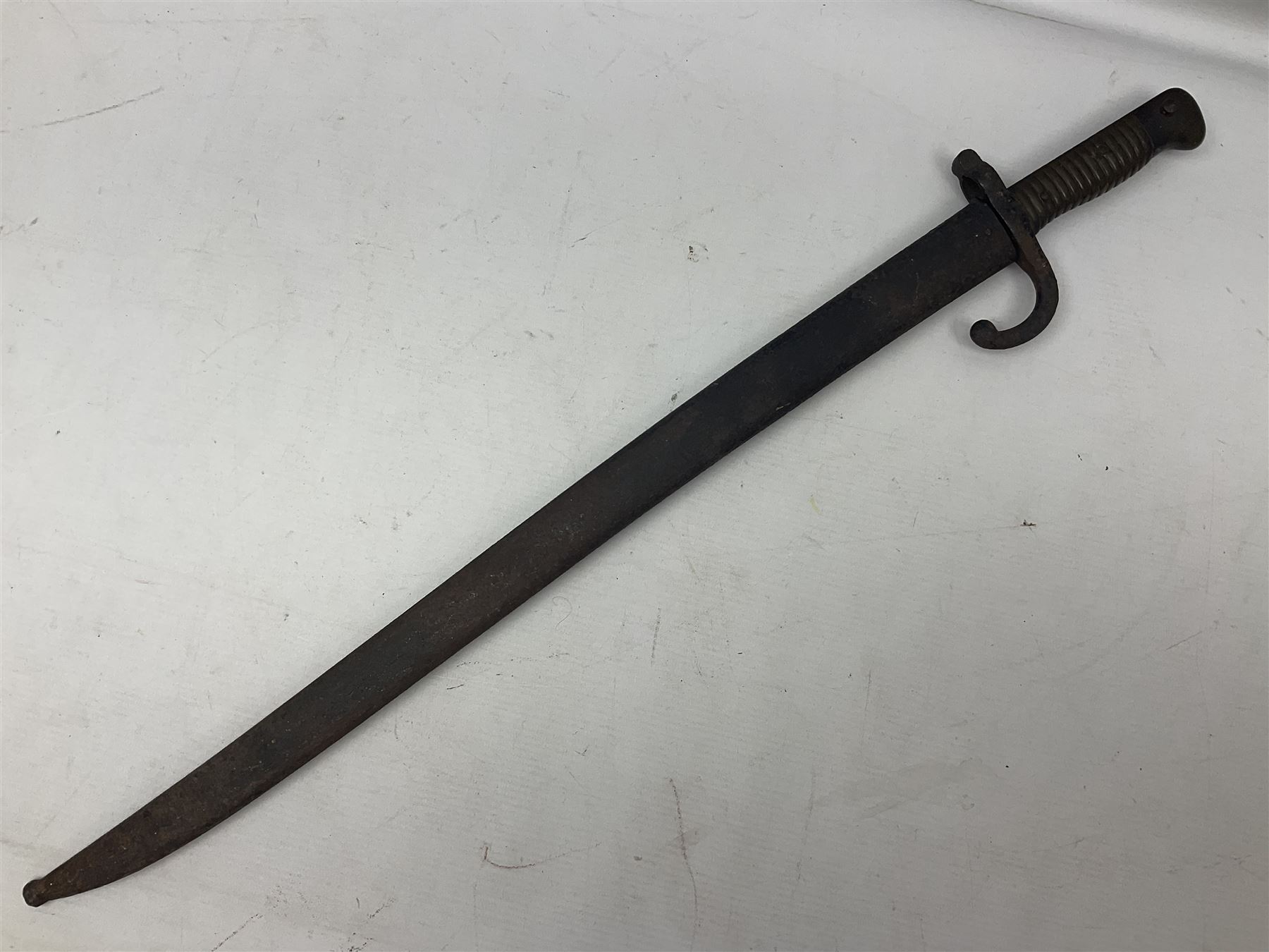 French 1866 pattern sabre bayonet with 57cm fullered steel curving blade dated 1875, in steel scabbard L71cm overall
