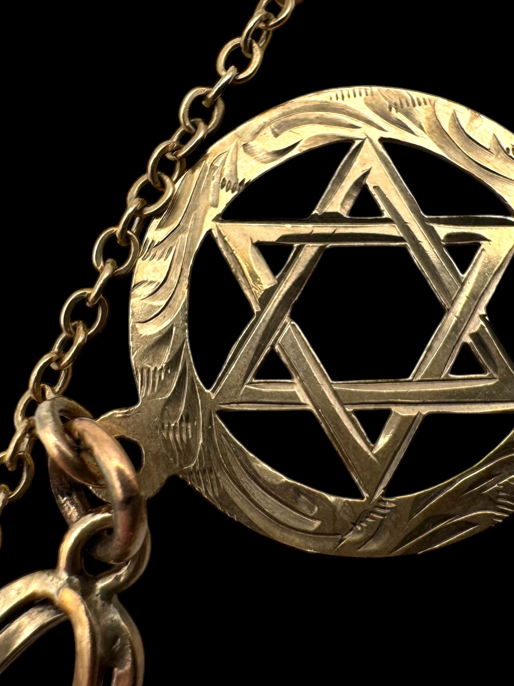 8ct gold bracelet, with 9ct gold heart padlock clasp and a 9ct gold star charm, stamped or hallmarked