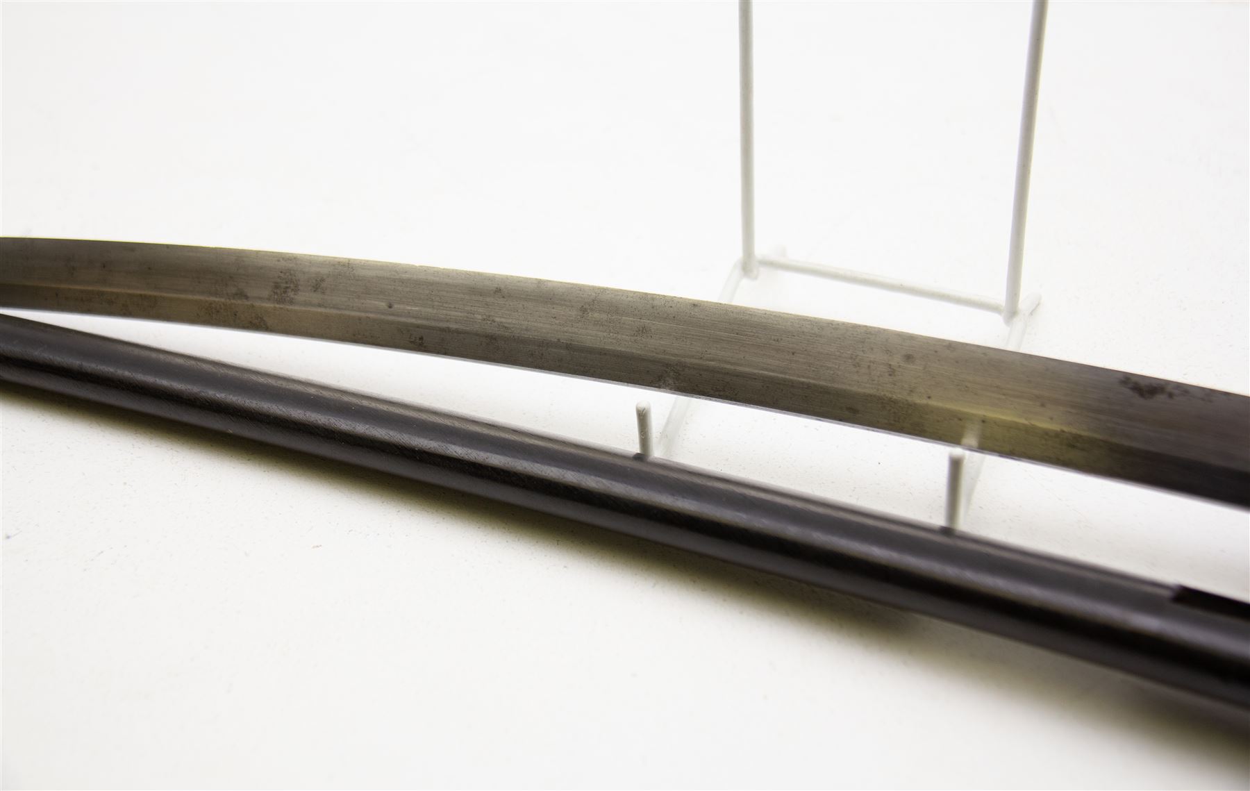 Japanese wakizashi short sword, circular tsuba with simple flower decoration, with lacquered scabbard, blade L46cm