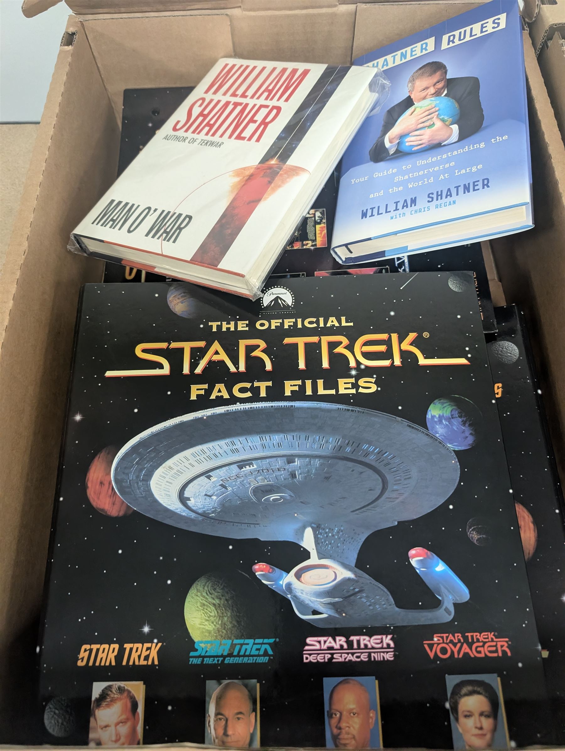 Star Trek collectables, including limited edition Eagle Moss Star Trek Discovery USS Glenn NCC-1030 model, Legends in 3 Dimensions Locutus of Borg bust, Star Trek Fact Files, limited edition placemats, Skybox Collectors Card packs and a quantity of Star Trek t-shirts