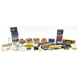 Hornby Dublo - quantity of accessories including six boxed D1 loading gauges; six boxed D1 water cranes; two 5040 packs of six platelayer's huts; two 1521 boxes of six cable drums; packs of connector clips; packs of insulating tabs; spare parts; coal inserts; boxed axles etc.