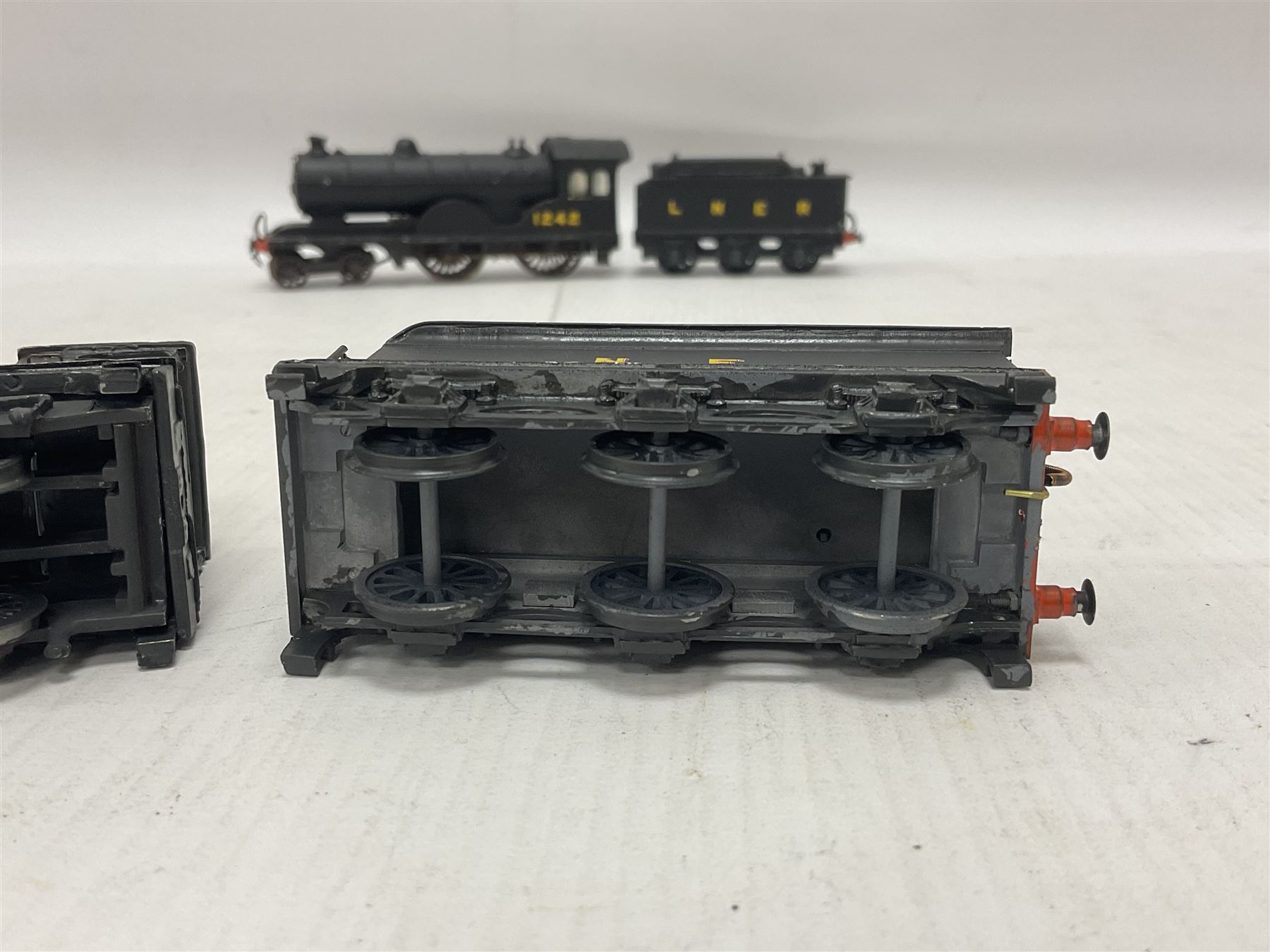 ‘00’ gauge - three kit built locomotive and tenders comprising Class D21 4-4-0 no.1242 finished in NER black with LNER tender; Class C4 4-4-2 no.5262 finished in LNER black; Coal Engines Class 0-6-0 no.2408 finished in black with Millholme Models LNER tender (3) 