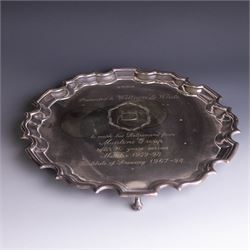 Late 20th century silver salver, with pie crust rim and presentation engraving to centre, ...