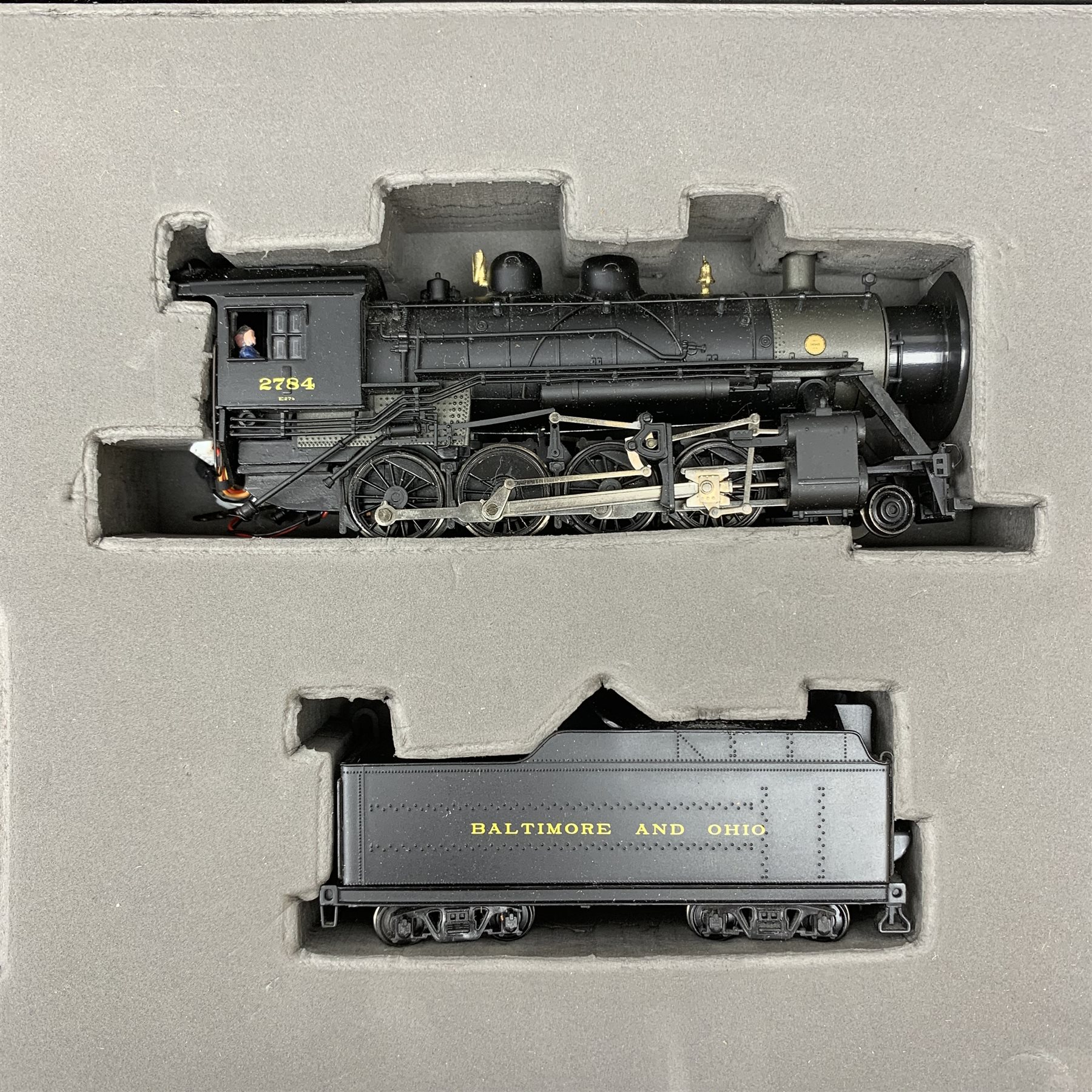 Bachmann Spectrum Master Railroader Series HO scale - two Baltimore & Ohio locomotives comprising 81404 EMC Gas Electric (Doodlebugs) No.6005 and 2-8-0 tender locomotive No.2784, both boxed with paperwork (2)
