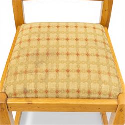 Late 20th century set of four light oak dining chairs, with green and red upholstery, on square supports united by H-stretcher 