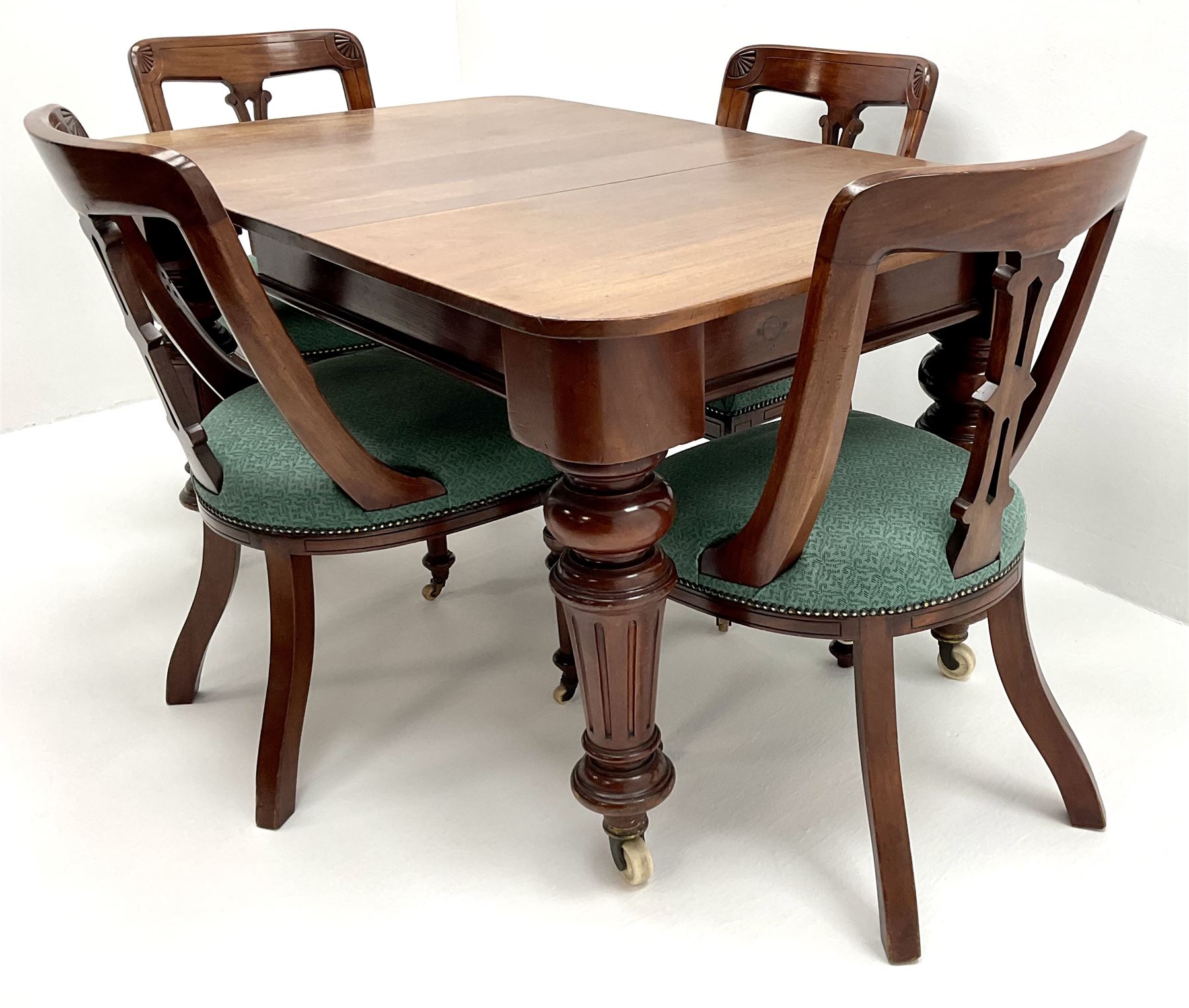 Victorian mahogany extending dining table, turned tapering supports on
