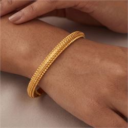 21ct gold bangle with engraved decoration