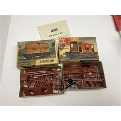 '00' gauge trackside accessories including Metcalfe kits for Platform, Goods Shed and Signal box, Superquick locomotive shed, Airfix kits for locomotive, wagons and buildings etc, Dapol Station Accessories and Turntable, six Parkside Dundas wagon kits, Hornby Footbridge etc; most boxed or packaged