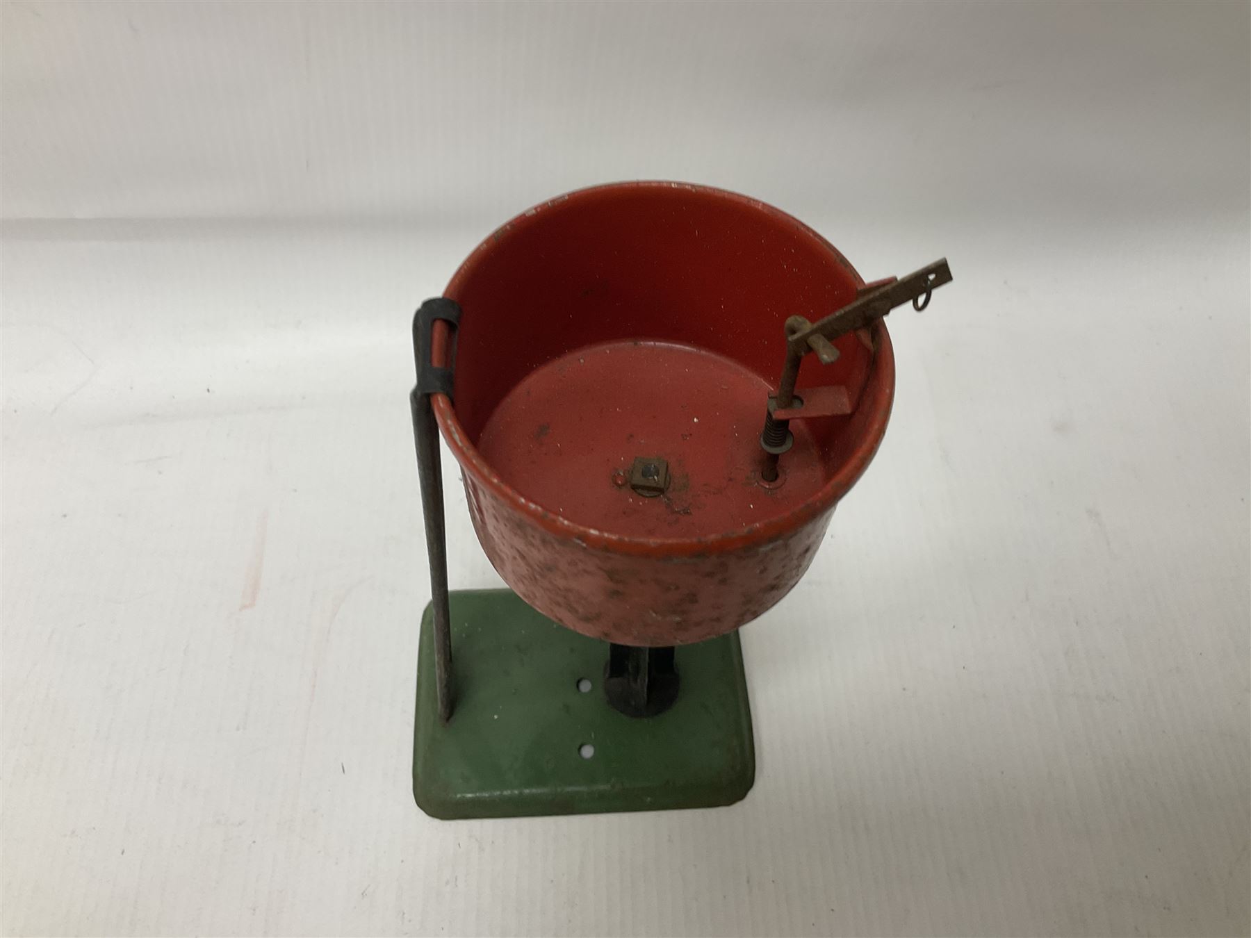 ‘0’ gauge - six boxed Hornby Hachette coaches comprising three Saloon Cars and three Dining Cars in original boxes; three loose ‘SNCF’ cars; three crossings, two Hornby/Meccano railway stations, one bridge and a water tank; two further Mettoy Railways ‘Railway Bridge’ in original boxes (17)