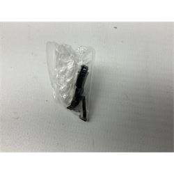 Hornby '00' gauge -Railroad Early BR Class 9F locomotive no. 92027, Class 2P 4-4-0 locomotive no. 40663 and Schools Class 4-4-0 locomotive 'Winchester' no. 30901, all DCC ready (3)